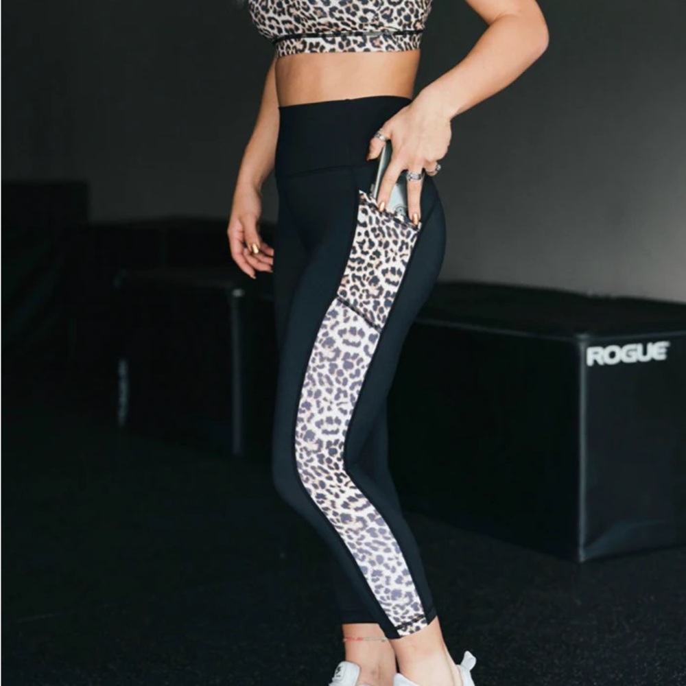 Zyia Brilliant Leopard Pocket leggings size 2.  Amazing cropped, 20” length